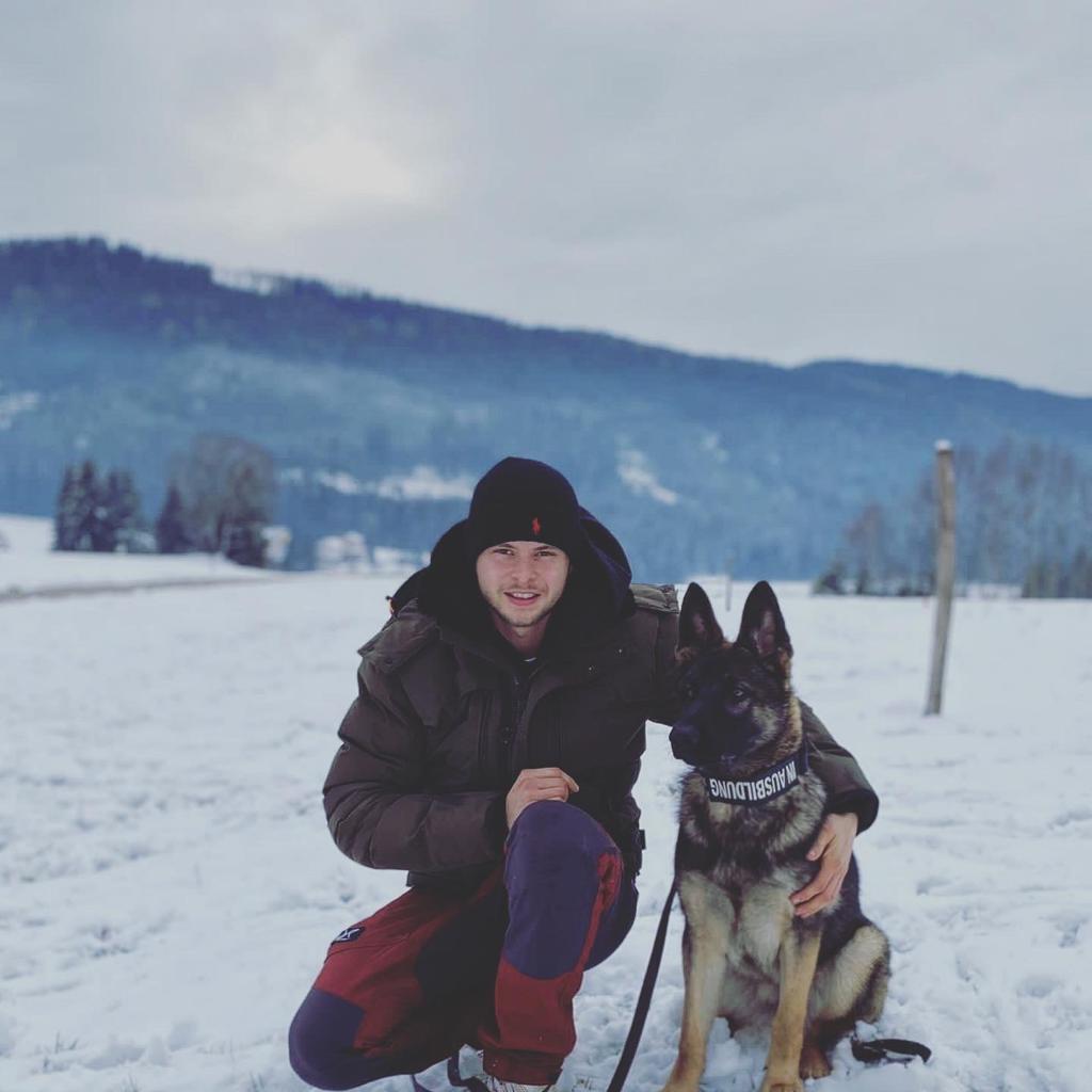 Fabian Niessler von Gartenpflege Niessler mit Hund